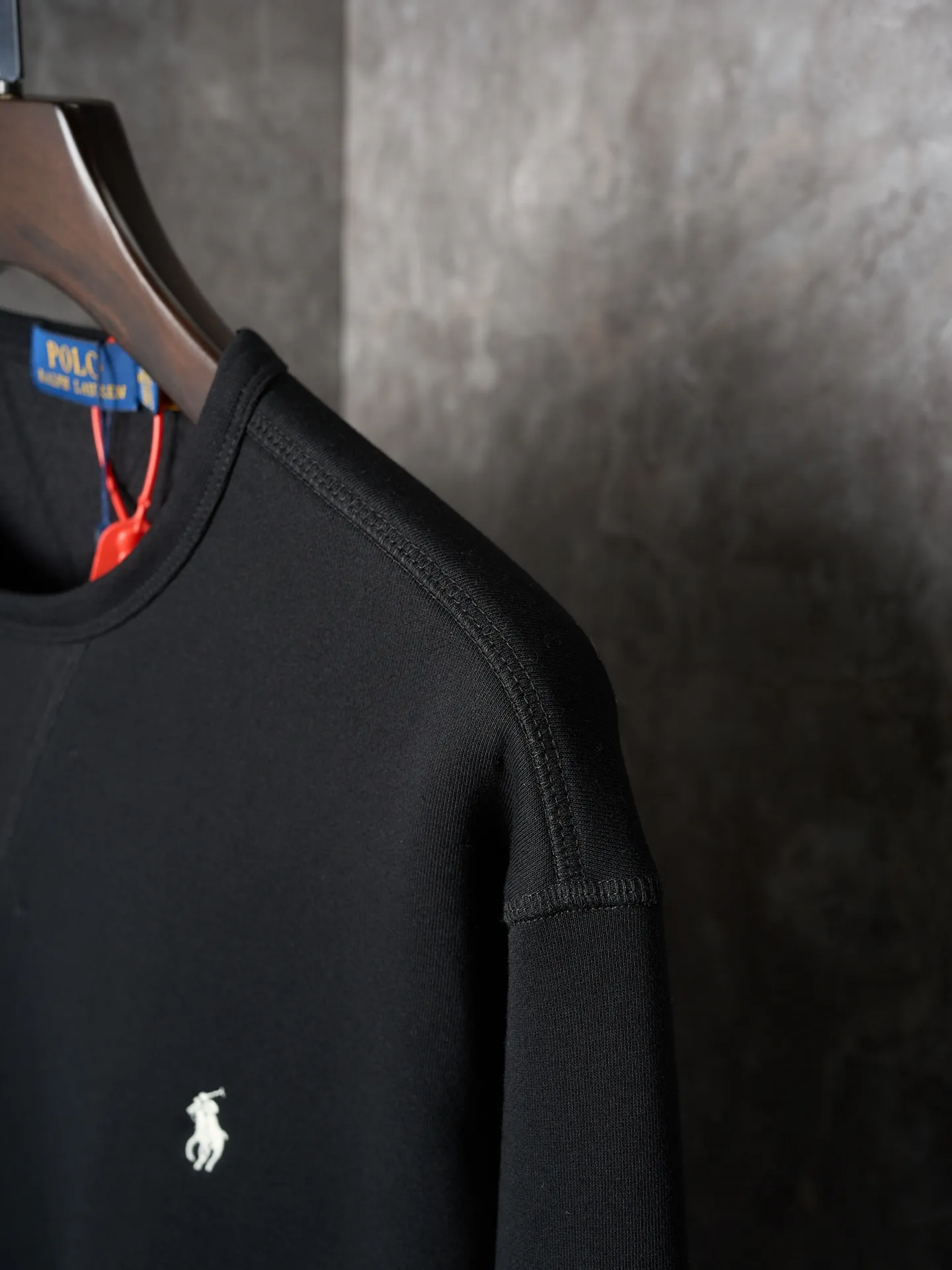 P290 Actual auction】Ralph Lauren/Ralph Lauren solid color pony logo embroidered round neck sweatshirt (black) [Ready stock] S M L XL custom cloud-like honey cotton fleece sweatshirt material with delicate feel and comfortable skin fit. A touch of midnight navy blue as the main color, exquisite red pony logo embellishment, full of recognition, with an atmosphere of freedom and vitality, a symphony of pure and smart colors, and outlining a high-end silhouette with extreme simplicity. Become the smart focus of vision and show your taste in silence. Use imported machine embroidery technology. Use advanced computer control system and precision mechanical components to realize the iconic pony embroidery operation. High precision. The lines are smooth and delicate. Adopt Hasuo technology. Use specific machines to sew. Hasuo has high fastness. It adds visual effects. It is time-consuming and labor-intensive. The fabrics have been washed and have a better hand feel. Not easy to deform. Not easy to shrink. Not easy to fade. Maintain long-term beauty and fit.